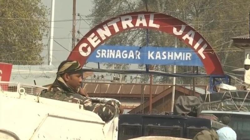 जम्मू कश्मीर: सेंट्रल जेल में कैदियों और अधिकारियों के बीच मारपीट, इंटरनेट सेवाएं बंद