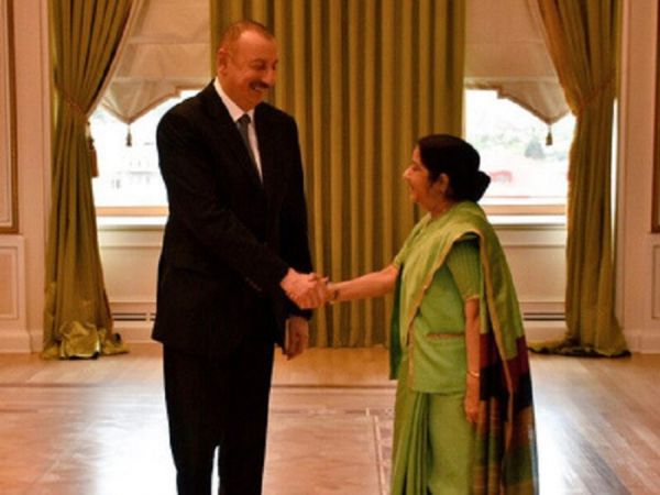सुषमा स्वराज पहुंची अजरबैजान, दोनों पक्षों ने की बैठक