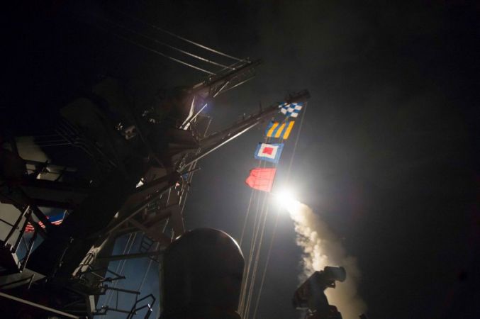 सीरिया में केमिकल हमले के बाद अमेरिका ने 50 मिसाइलें दागीं