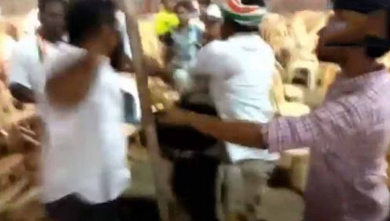 VIDEO: कांग्रेस कार्यकर्ताओं की गुंडागर्दी, फोटो जर्नलिस्ट को बेरहमी से पीटा