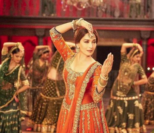 Madhuri Dixit dance in Tabah Ho Gaye from Kalank will make you watch it on loop
