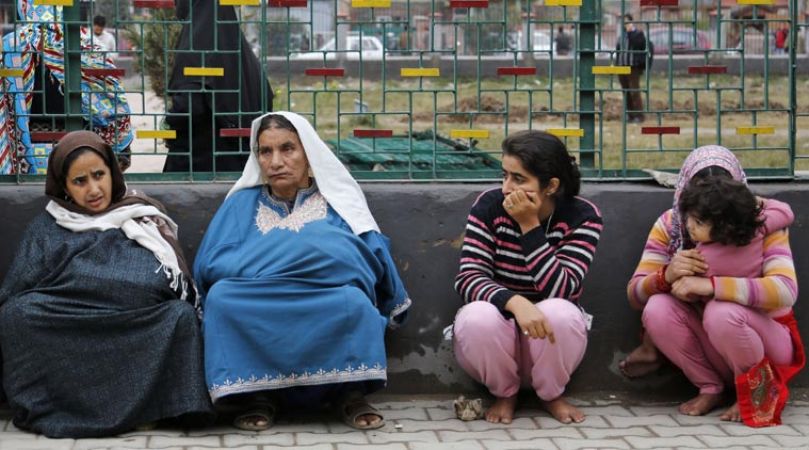 भूकंप से दहला कश्मीर, घरों से निकले लोग