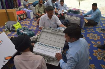 जम्मू कश्मीर: छह पोलिंग बूथ पर देरी से शुरू हुआ मतदान, ईवीएम में आई समस्या