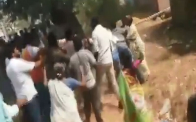 VIDEO: एक तरफ हो रहा था मतदान, तो वहीं कार्यकर्ता चला रहे थे लात-घूंसे