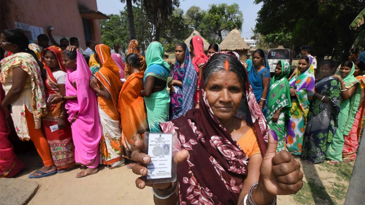 बिहार: मतदान में महिलाओं ने पुरुषों को पछाड़ा, प्रथम चरण में इतने प्रतिशत हुआ मतदान