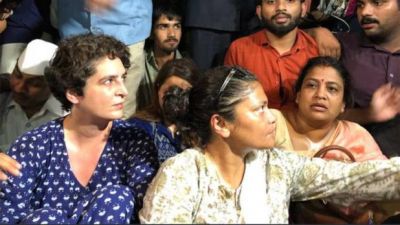 उन्नाव केस: कांग्रेस के कैंडल मार्च में प्रियंका के साथ बदसुलूकी, वीडियों वायरल