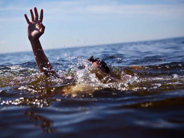 समुद्री बीच पर विद्यार्थियों की डूबने से मौत, जांच के दिए आदेश