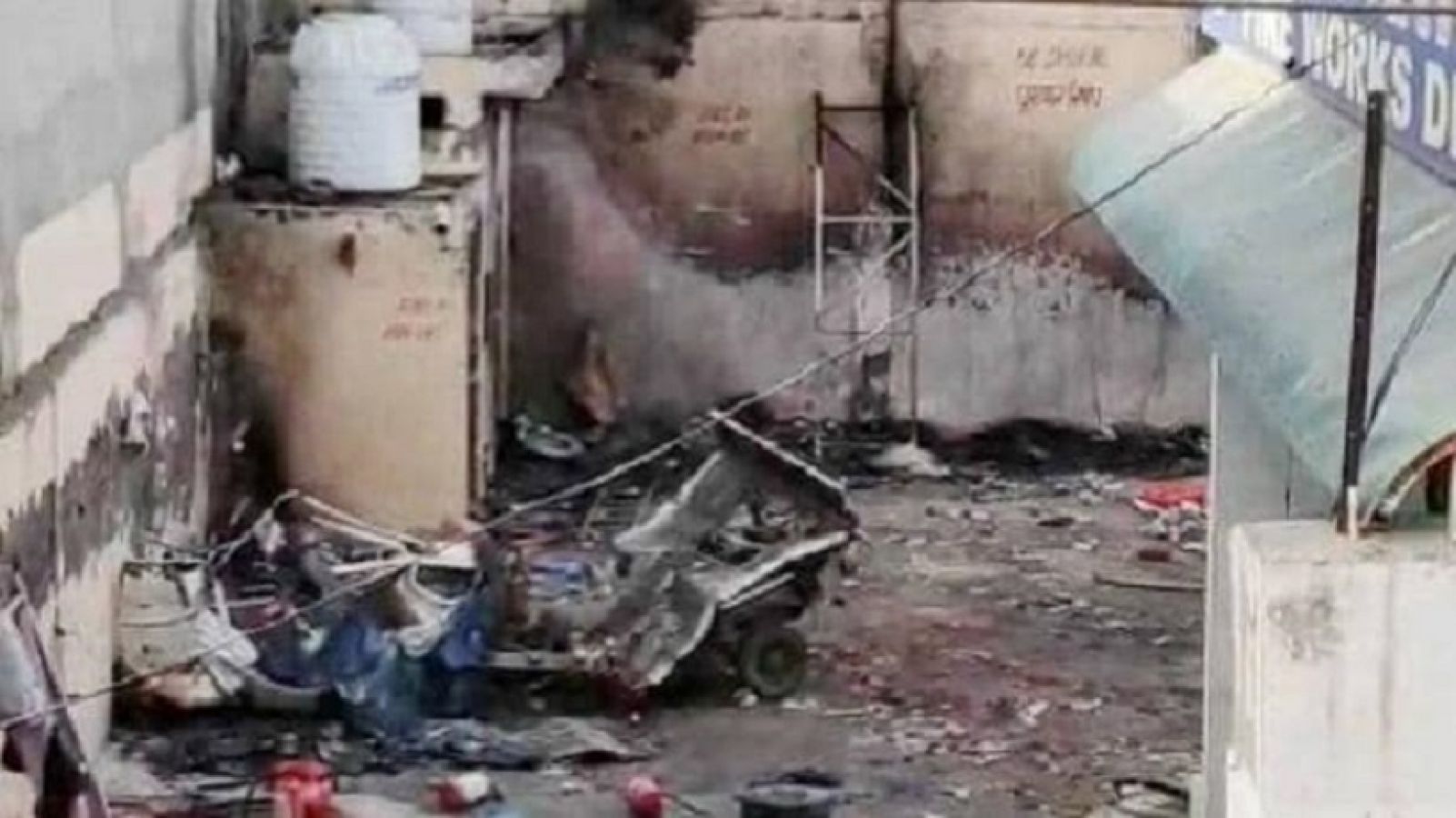 पटाखा गोदाम में अचानक हुआ जोरदार विस्फोट, आग भड़कने से दो की मौत पांच घायल