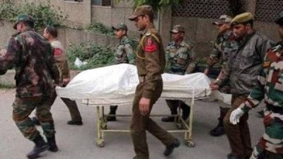 जम्मू कश्मीर: खाई में गिरने से मेजर की मौत, सेना ने अर्पित की श्रद्धांजलि