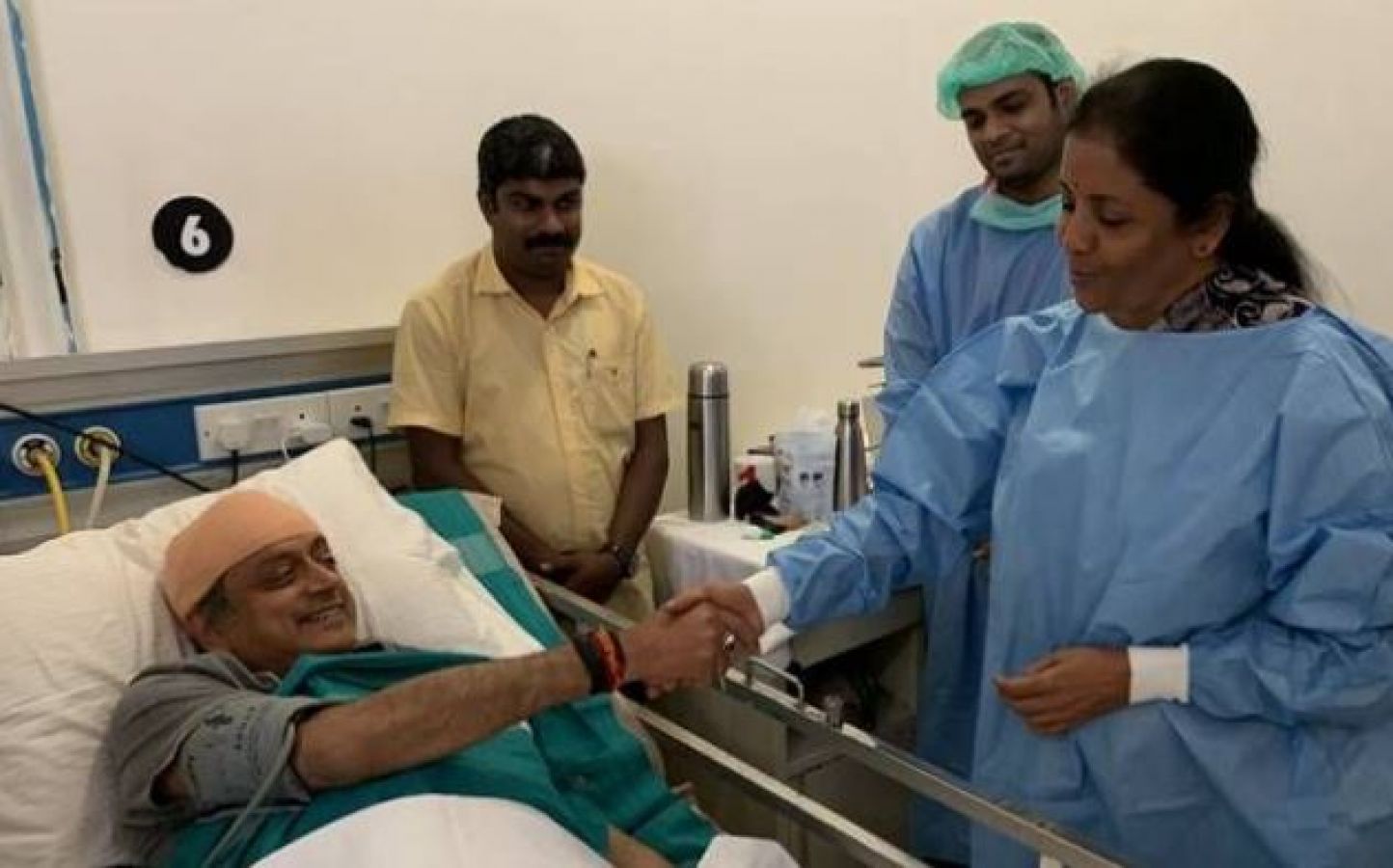 अस्पताल में भर्ती शशि थरूर से मिलने पहुंची रक्षामंत्री निर्मला सीतरमण