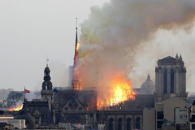 पेरिस स्थित नोट्रेडम कैथेड्रल में लगी भीषण आग