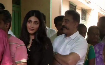 लोकसभा चुनाव: अपनी बेटी संग वोट डालने पहुंचे कमल हासन, चेन्नई में किया मतदान