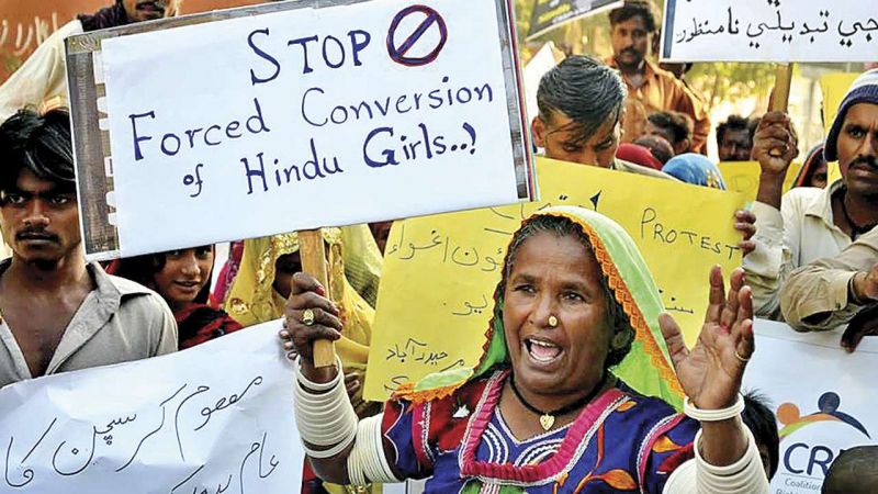 पाक में हिन्दू लड़कियों का जबरन धर्मान्तरण, लोगों ने जमकर किया विरोध प्रदर्शन