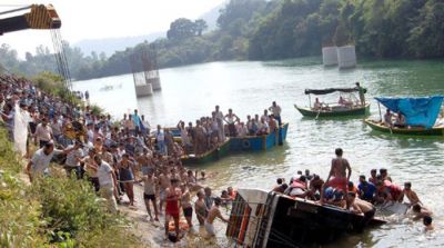 हिमाचल में बस नदी में गिरी, 44 की मौत