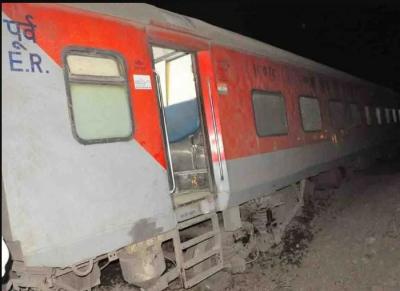 Poorva Express derails, 14 injured