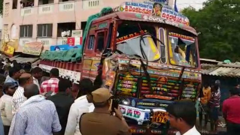 आंध्र प्रदेश में ट्रक ने एक साथ 20 लोगो को उतार दिया मौत के घाट