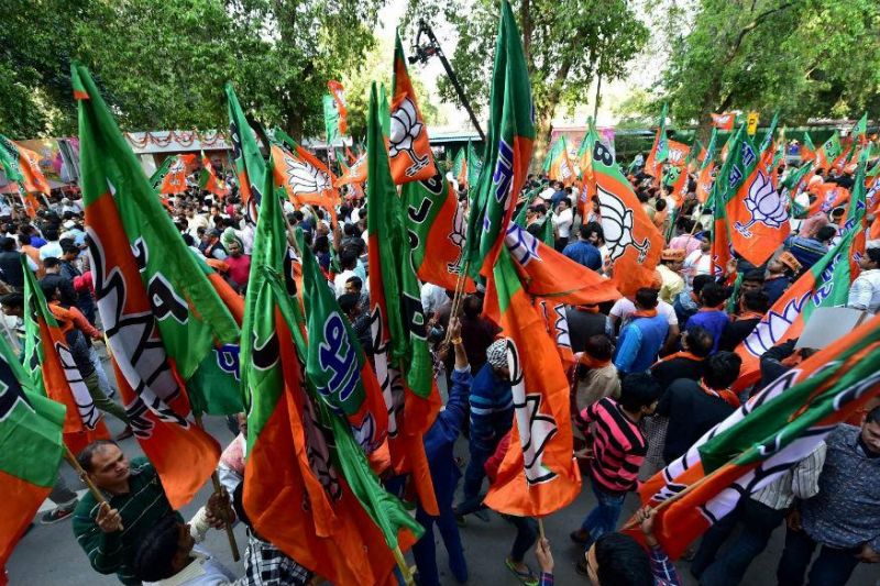MCD चुनाव : प्रचंड जीत की तरफ बीजेपी, AAP को लगा करारा झटका