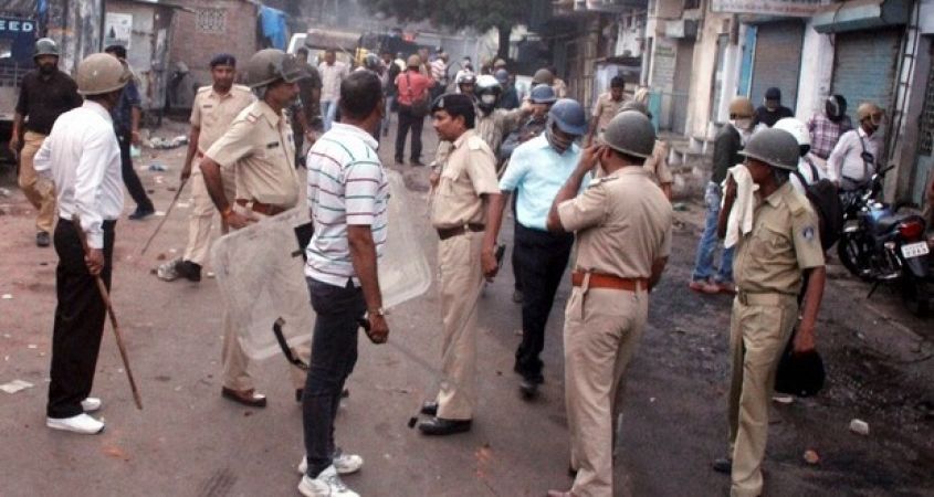 आगरा हिंसा : हिंदूवादी संगठनों के खिलाफ पुलिस सख्त, 14 हिरासत में 200 पर बना प्रकरण