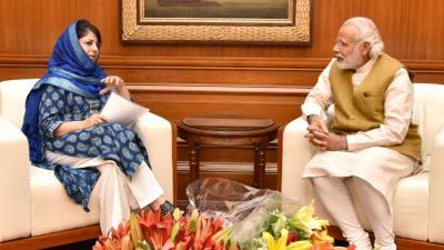 PM मोदी से मिली महबूबा, कहा : पत्थरबाजों को उकसाया जा रहा है