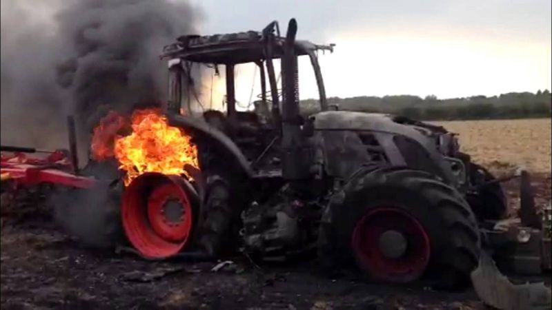 बीजापुर में नक्सलियों ने खेत में खड़े दो ट्रैक्टरों में लगाई आग