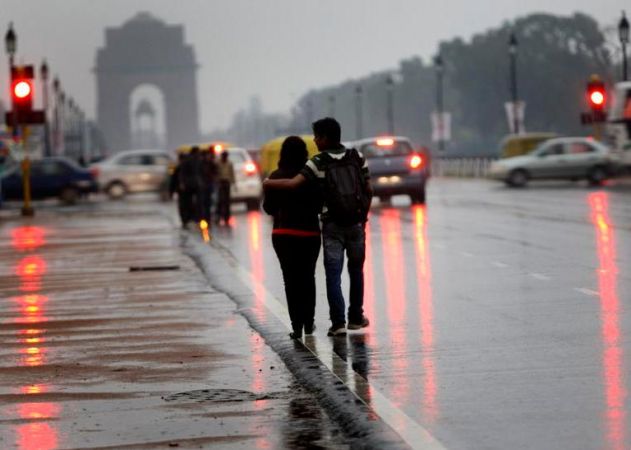 दिल्ली में हल्की बारिश से मौसम हुआ सुहाना