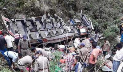 उत्तराखंड : गहरी खाई में जा गिरी यात्री बस, हादसे में 10 यात्रियों की मौत