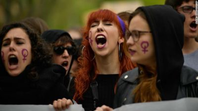 स्पेन: हंसती हुई फोटो की वजह से गैंग रेप ख़ारिज, लोगों में भारी गुस्सा