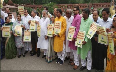 असम में एयरपोर्ट पर तृणमूल कांग्रेस के 6 सांसद गिरफ्तार