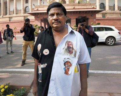 तमिलनाडु के लिए संसद के बाहर जादूगर की वेशभूषा में लड़ता TDP सांसद