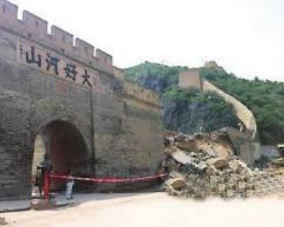 लगातार बारिश से गिर रही चीन की दीवार, बहा एक हिस्सा