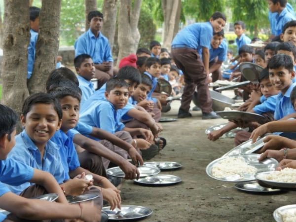 बिहार में मध्याह्न भोजन में सामने आ रही अनियमितता, बच्चों को परोसा जा रहा दूषित भोजन