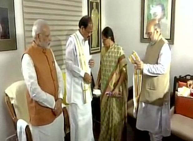 PM मोदी, अमित शाह ने घर पहुंचकर वेंकैया नायडू को दी बधाई