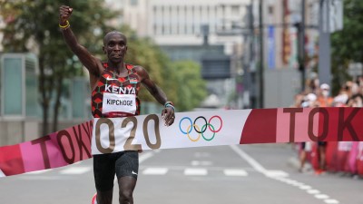 केन्या के एलियुड किपचोगे ने सफलतापूर्वक ओलंपिक मैराथन खिताब रखा बरक़रार