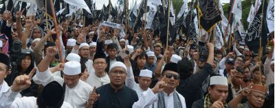 चीन में मस्जिद गिराने का आदेश, हजारों मुस्लिम सड़कों पर उतरे