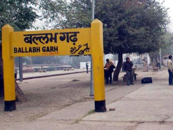 Two youths have been thrown on Ballabhgarh route, One died, One admitted in AIIMS