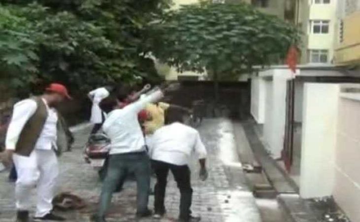 गोरखपुर कांड के विरोध में यूपी के स्वास्थ्य मंत्री के घर अंडे फेंके