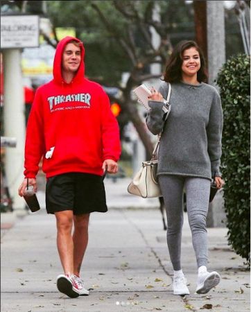 Selena Gomez caught smiling at her pictures with Bieber