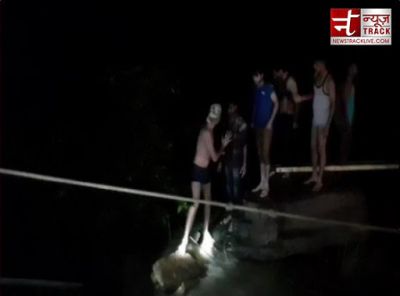 MP: शिवपुरी के सुल्तानगढ़ झरने से 45 लोगों को बचा लिया गया