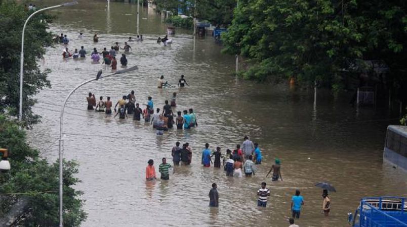 केरल के बाद अब तमिलनाडु में बाढ़ का कहर, 8000 से ज्यादा लोग राहत शिविरों में रहने को मजबूर