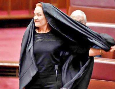 संसद में बुर्का पहनकर पहुंची सीनेटर, कहा बुर्के पर लगना चाहिए बैन