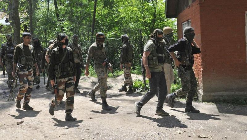 कश्मीर में सेना के ऑपरेशन में तीन आतंकी ढेर, 597 अब भी बाकी