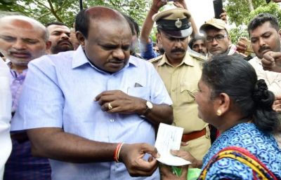 कर्नाटक बाढ़: मुख्यमंत्री ने किया प्रभावित इलाकों का दौरा, पीड़ितों को बांटे चेक