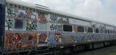 मधुबनी पेंटिंग से सजी ट्रेन निकली सफर पर, जानिए क्या है इसकी खासियत..!!