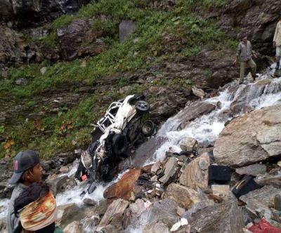 रोहतांग में खाई में गिरी कार, 11 लोगों की मौत