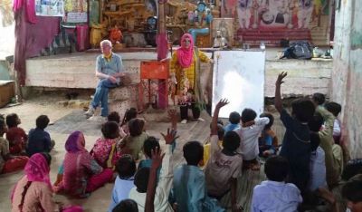 पाकिस्तान : मुस्लिम टीचर को हिन्दू बच्चे कहते 'जय श्री राम' फिर होती है पढाई शुरू
