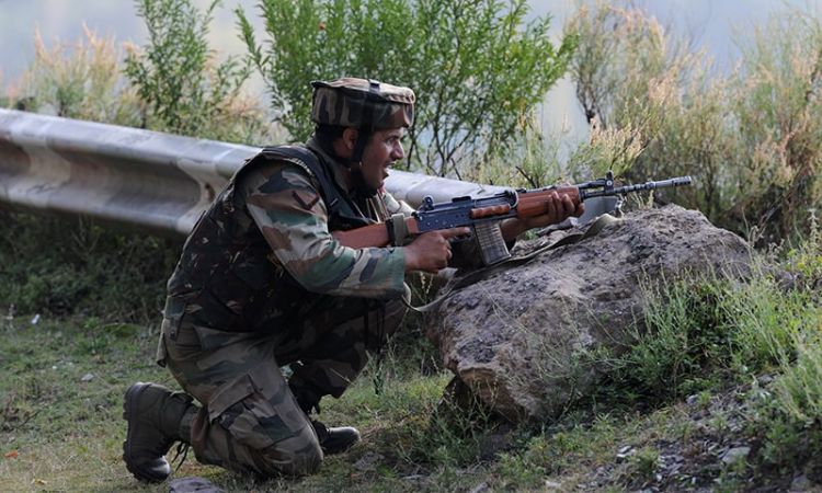 जम्मू-कश्मीर में सेना ने आतंकियों को घेरा मुठभेड़ जारी