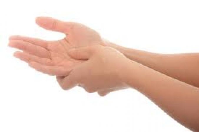 अगर आपके हाथ भी अक्सर सुन्न पड़ जाते है तो सावधान हो जाईये, हो सकती है गंभीर बीमारी