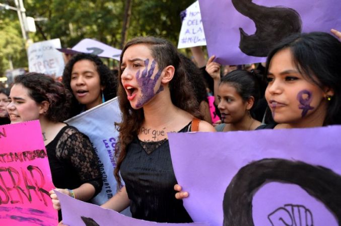 अर्जेंटीना में गर्भपात विधेयक के विरोध में 3000 लोगों ने छोड़ा पद