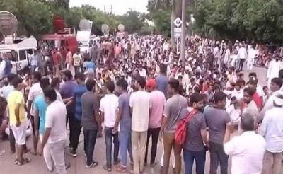 पंचकूला कोर्ट के बाहर राम रहीम के समर्थकों ने बोला धावा, हिंसा में 3 लोगों की मौत