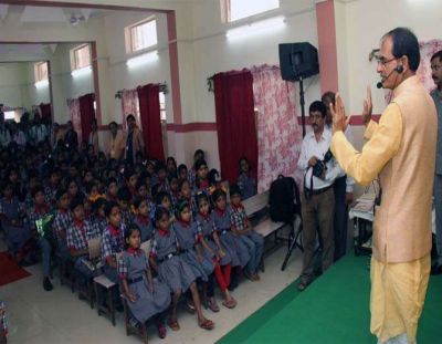 मिल बांचे मध्य प्रदेश कार्यक्रम में CM शिवराज, कलेक्टर सहित अधिकारियों ने ली बच्चो की क्लास